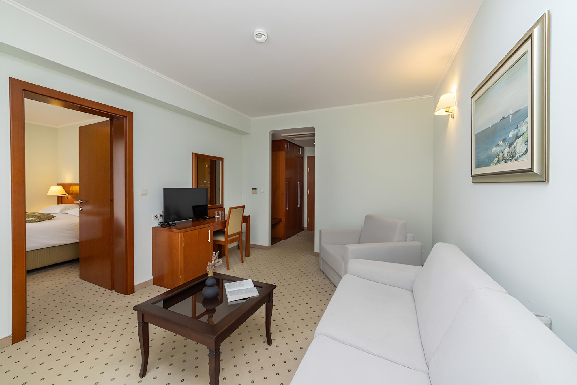 Standard Suite, Partial Sea View photo 2