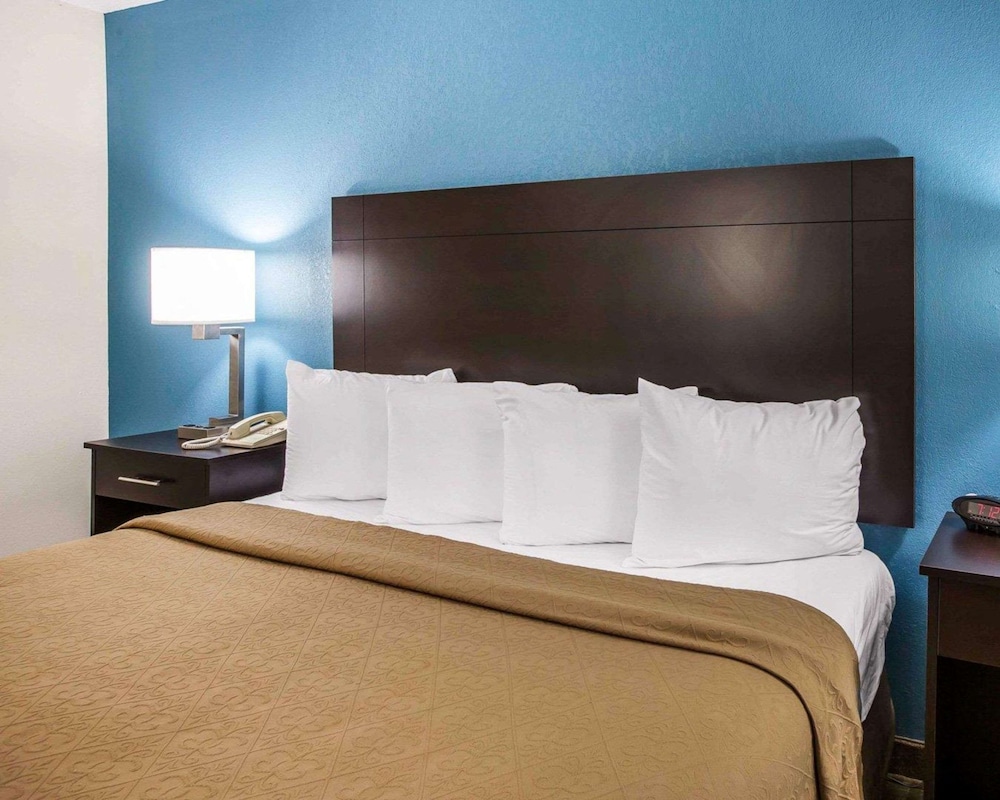 Business Room, 1 King Bed, Smoking photo 3