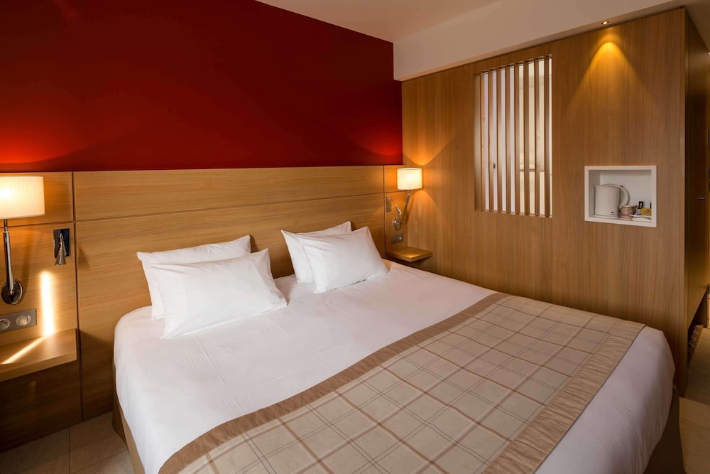 Superior Room, 1 King Bed, Non Smoking, Pool View thumbnail 5