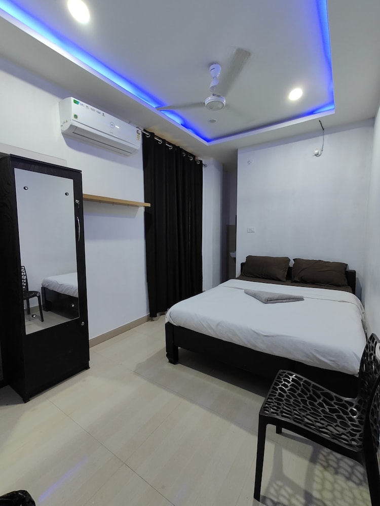Basic Single Room, Multiple Bedrooms, Smoking photo 3
