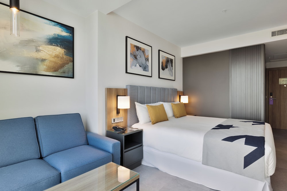 Family Quadruple (1 KingBed and 1 Sofa Bed)/ (2 TwinBed |Sofa Bed) photo 3