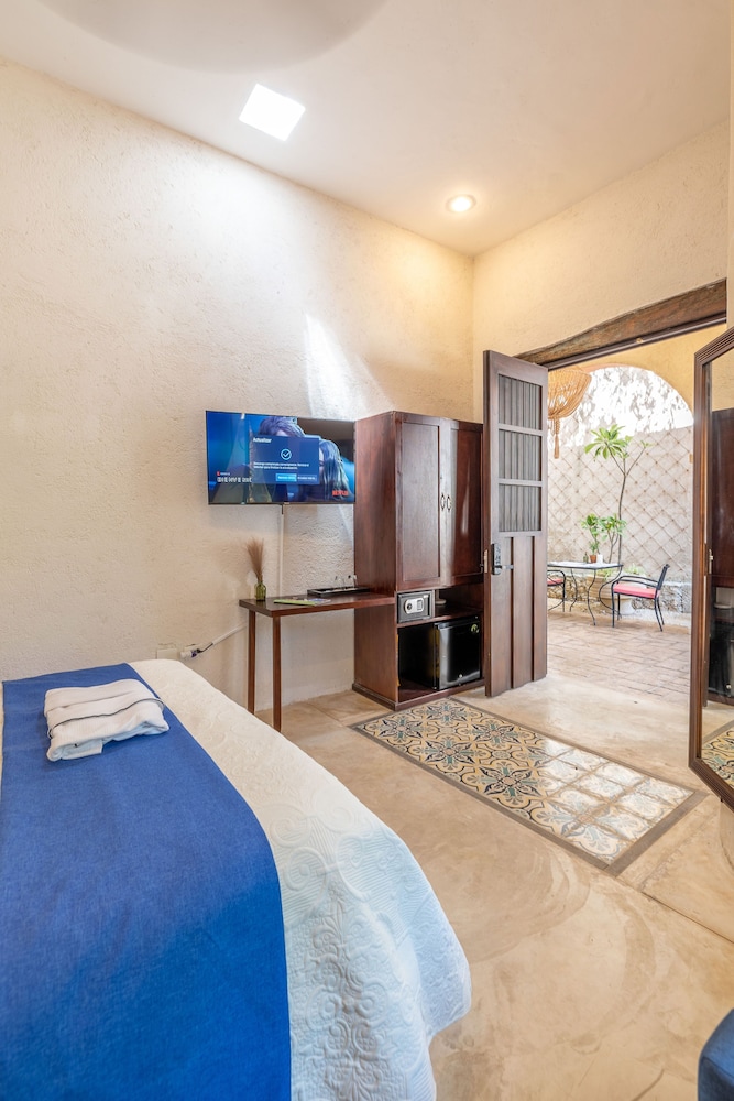 Deluxe Room, 1 King Bed photo 3