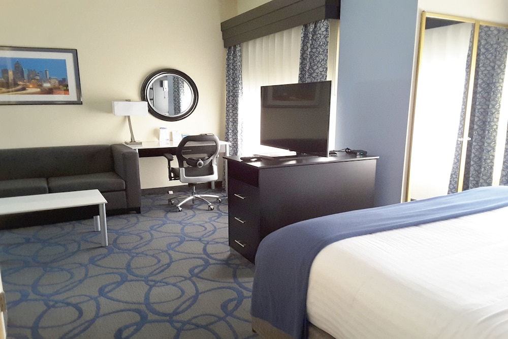 Suite, 1 King Bed - Photo 4