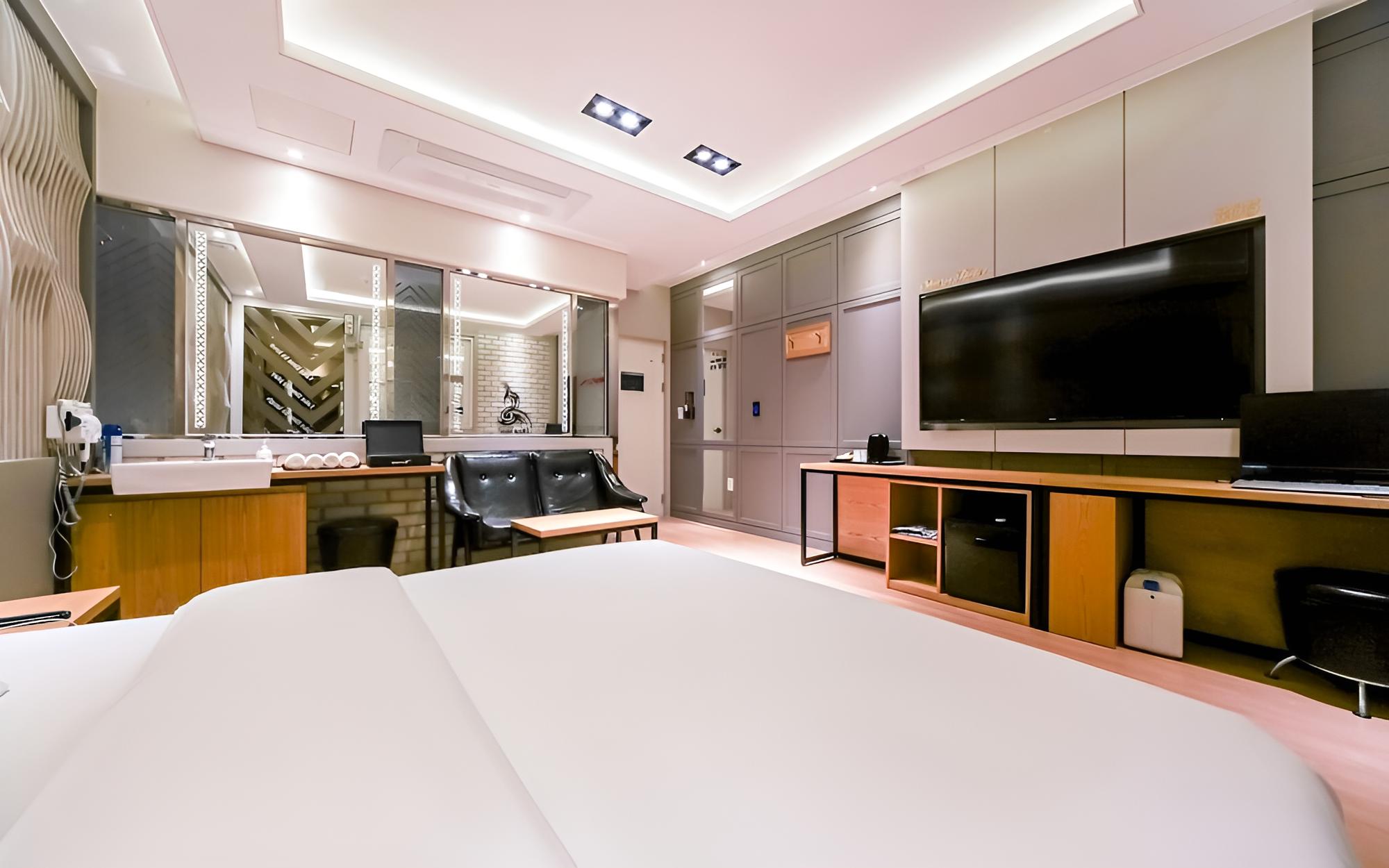 Room (Standard-Outdoor Parking Lot/Luxury B) - Photo 13