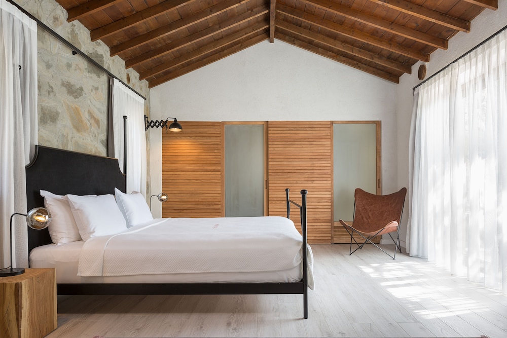 Suite (White) photo 1