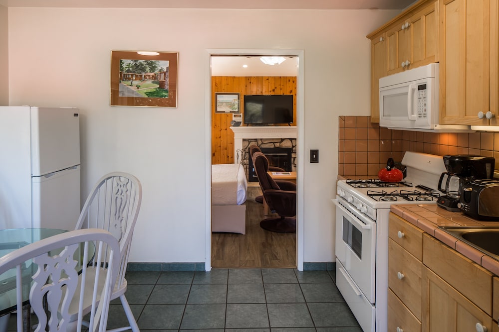 Standard Cottage, Kitchen (1 King Bed) photo 3