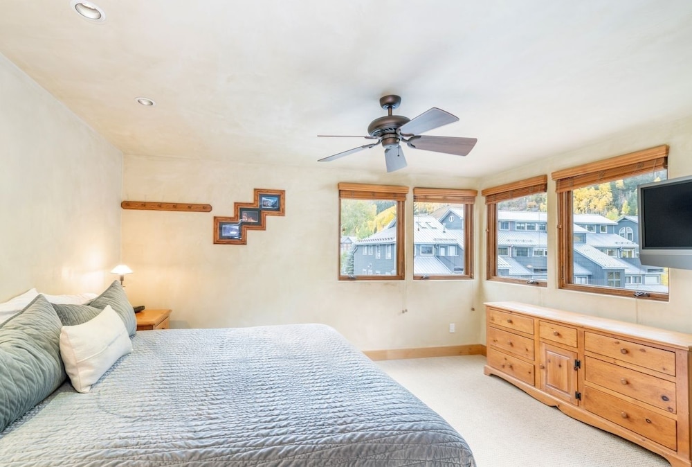 Condo, 2 Bedrooms