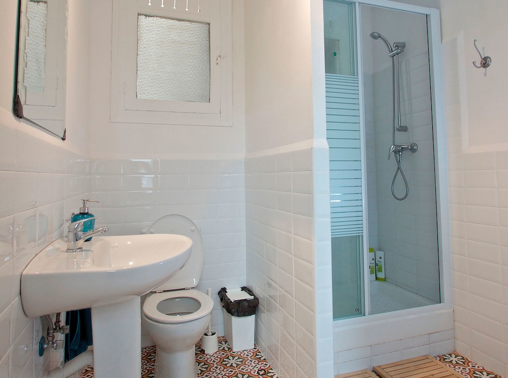 Basic Triple Room, Multiple Beds, Non Smoking, Shared Bathroom photo 3