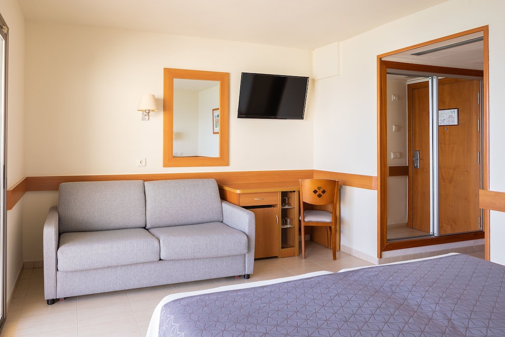 Habitación Cuádruple (3 Adultos + 1 Niño)