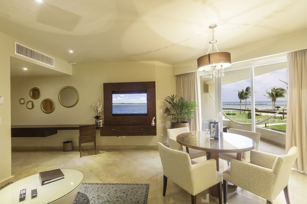 Superior Governor Suite