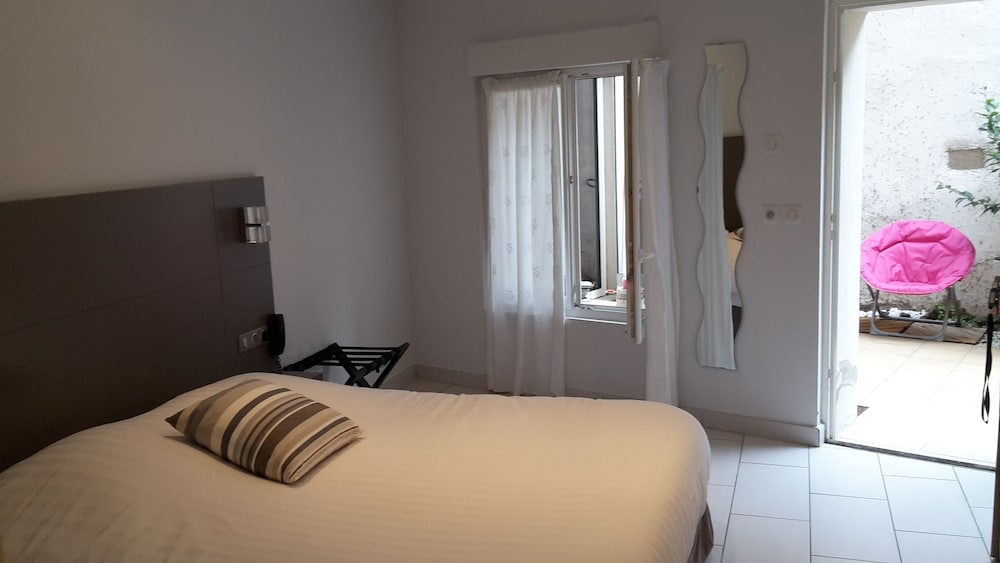 Standard Room, 1 Queen Bed, Accessible, Courtyard View