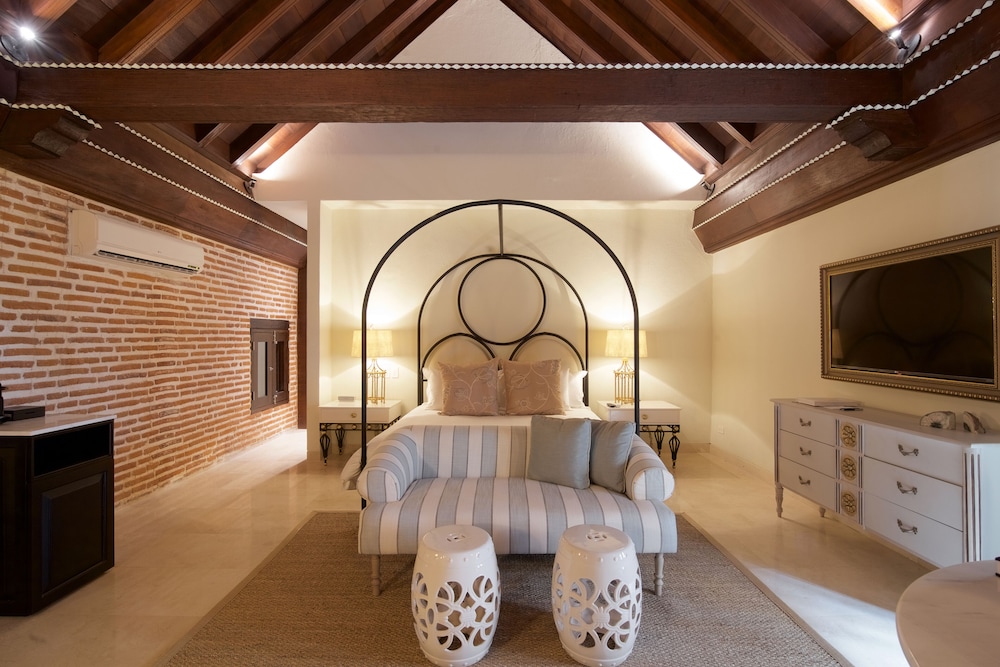 Suite, 1 King Bed photo 3