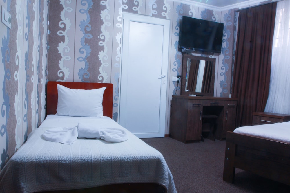 Economy Triple Room photo 3