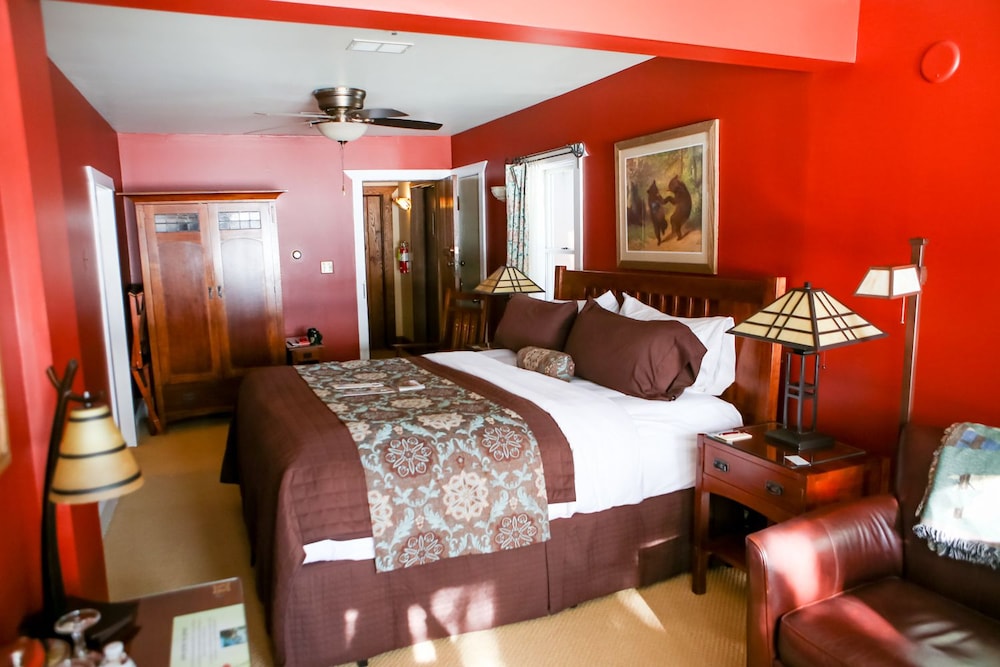 Deluxe Single Room, 1 King Bed, Balcony, Lake View