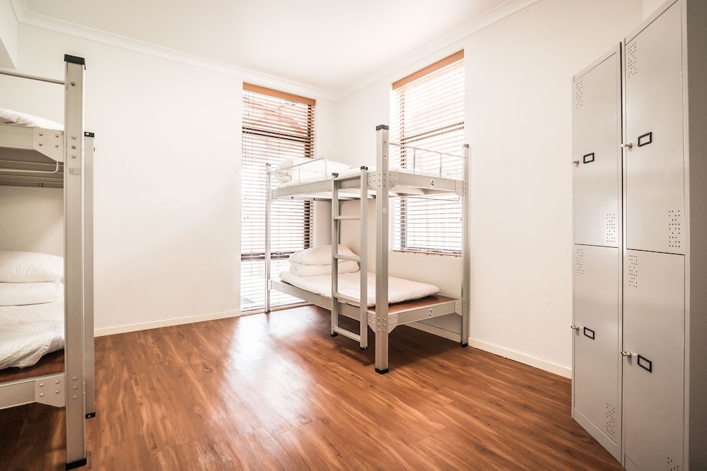 6 Bed Mixed Dorm photo 3