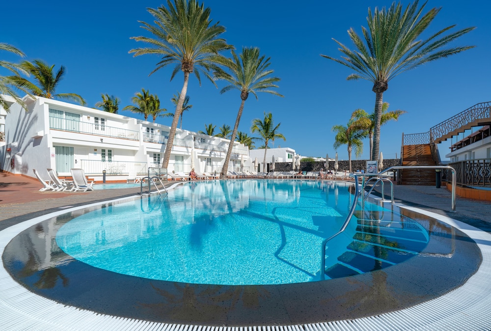Two-bedroom apartment, pool view, balcony or terrace (3 adults)