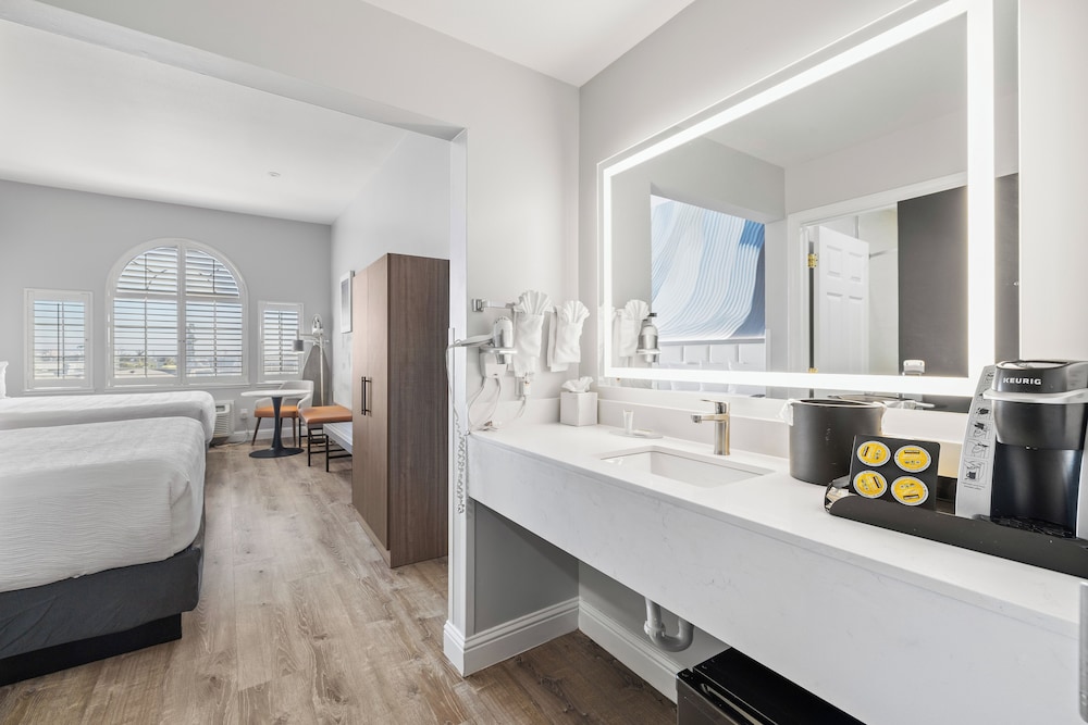 Standard Room, Multiple Beds - Photo 2