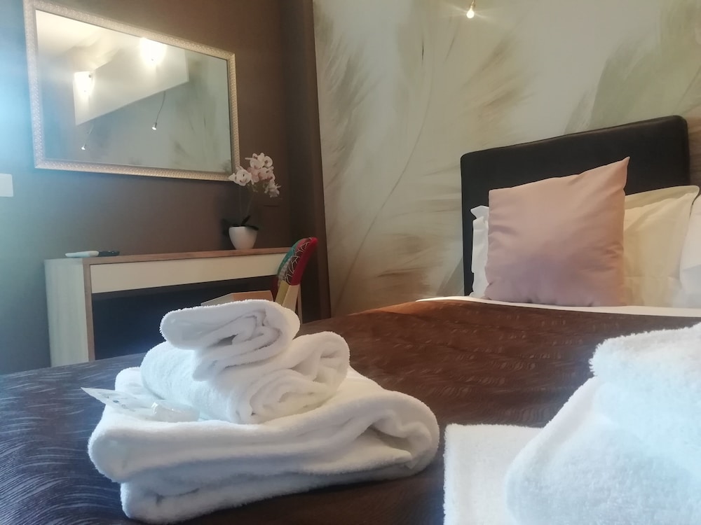 Double or Twin Room - Photo 6