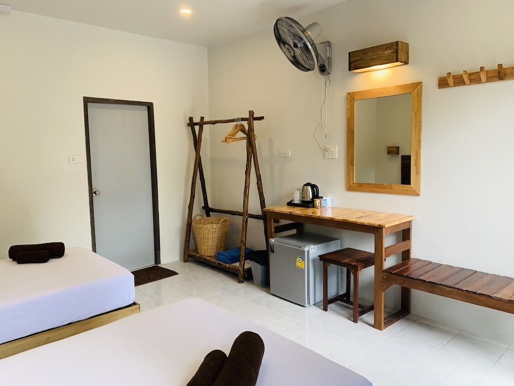Economy Twin Room - Photo 6
