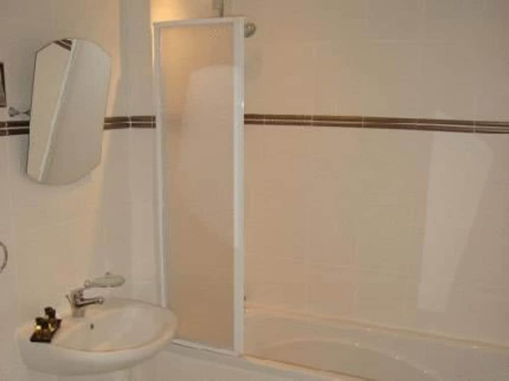 Standard Double Room - Photo 9