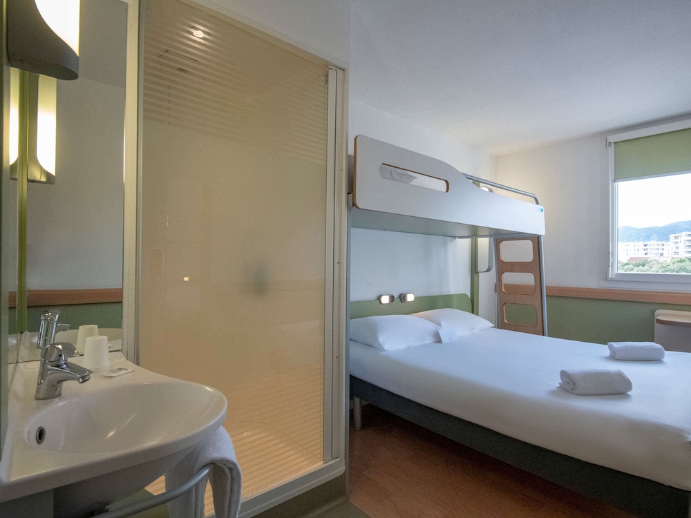 Triple Room, Multiple Beds photo 3