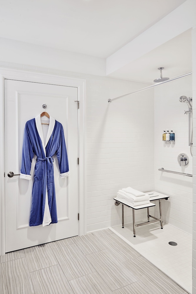 Room, 1 King Bed, Oceanfront (veranda)