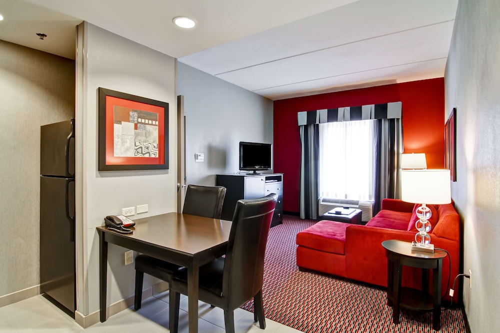1 King 1 Bedroom Suite (Accessible) - Photo 1