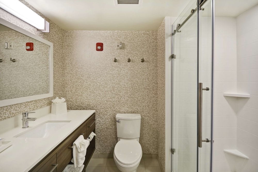 Studio, 1 King Bed, Accessible, Bathtub photo 2
