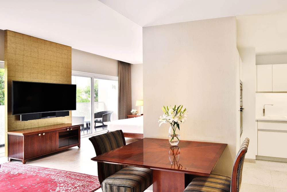 Studio Suite, 1 King Bed, Balcony photo 1