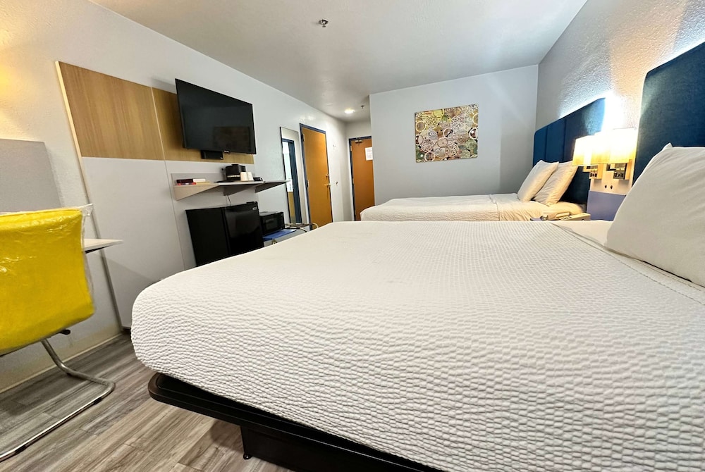 Standard Room, 2 Queen Beds - Photo 3