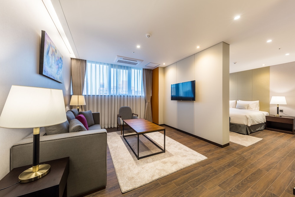 Suite, 1 King Bed, Non Smoking photo 2