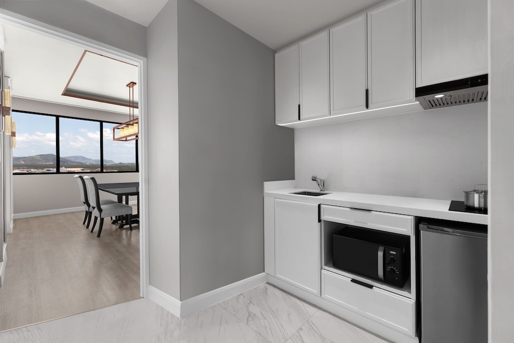 Family Suite, 1 King Bed, City View - Photo 3