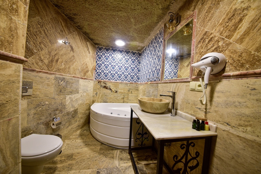 Senior Suite, Jetted Tub - Photo 13