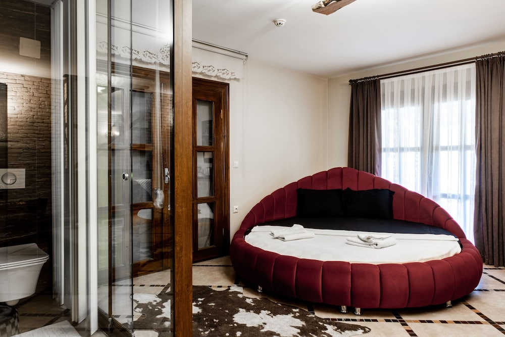 Luxury Suite - Photo 1