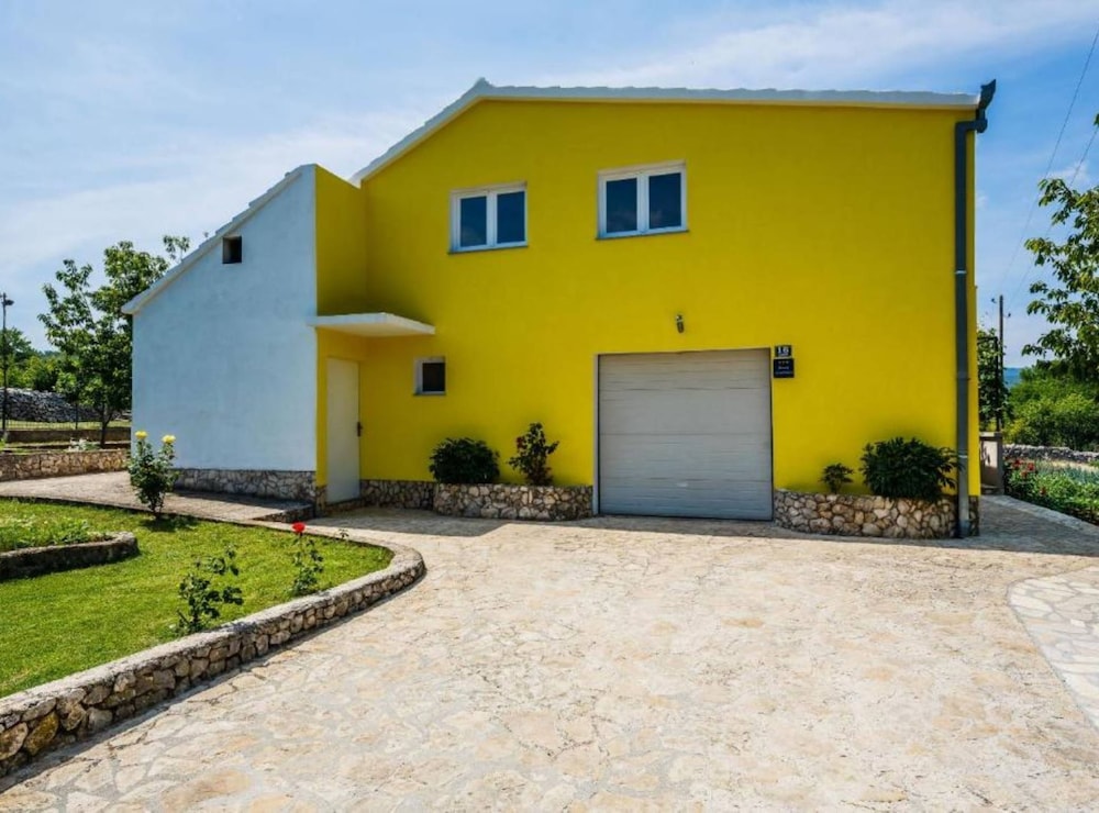 House (Three Bedroom Holiday Home with Pool)