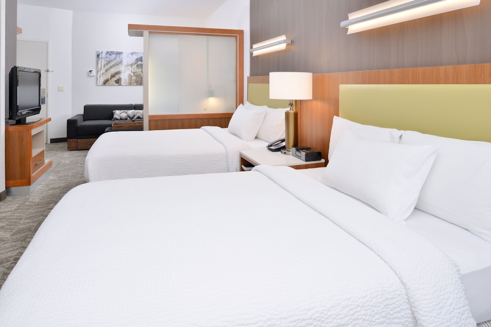 Suite, 2 Queen Beds - Photo 3