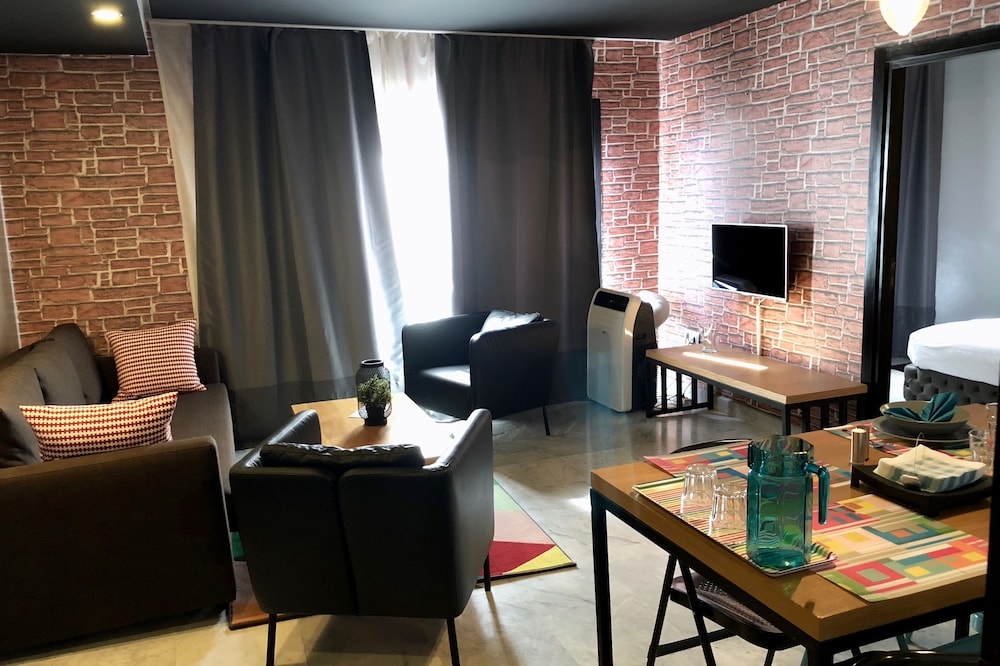 Deluxe Suite - Photo 11