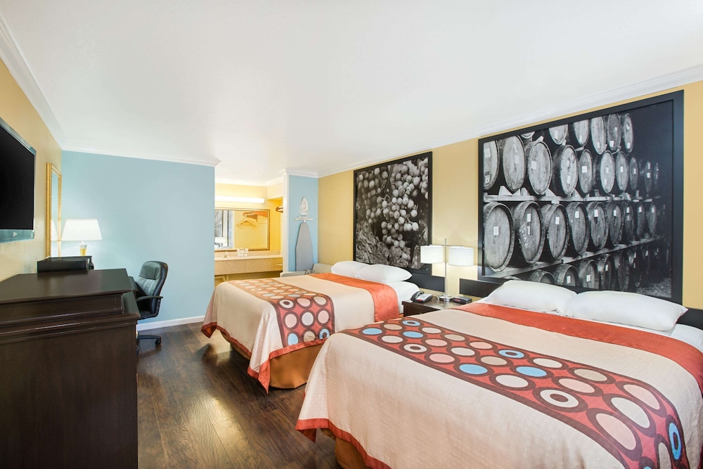 Room, 2 Queen Beds, Smoking photo 1