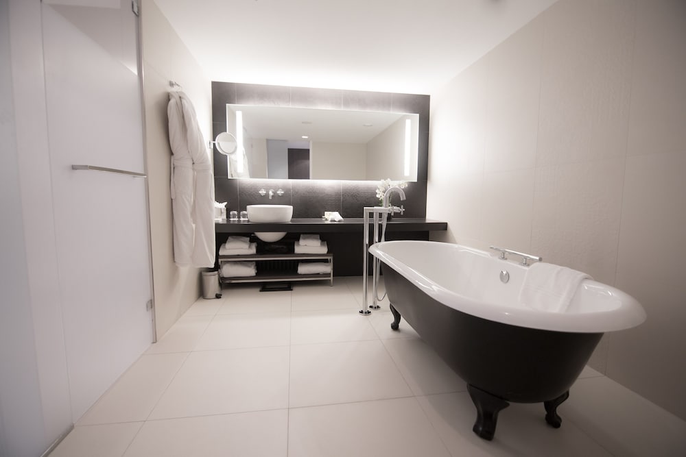 Premium Room, 1 King Bed with Sofa bed - Photo 5