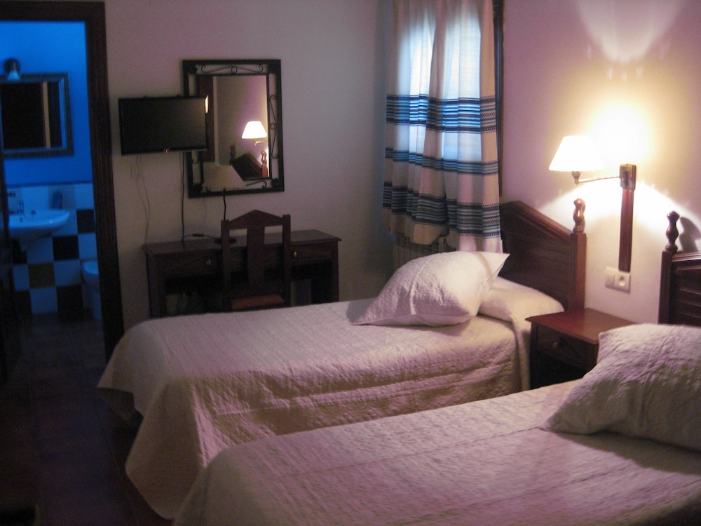Standard Twin Room, 2 Twin Beds, Ensuite photo 3