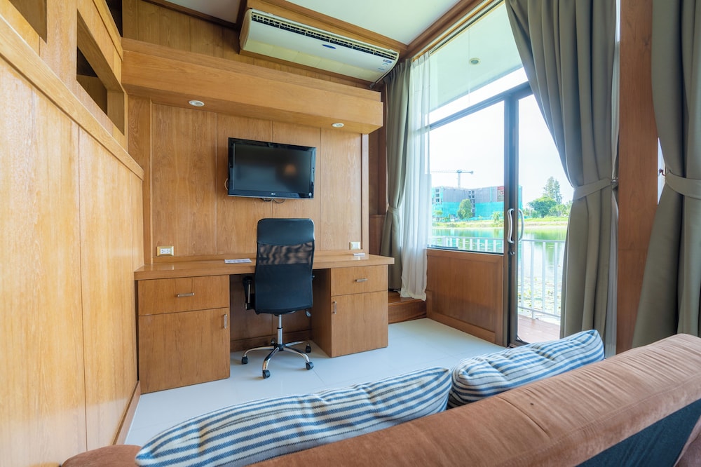 Suite with Lake View photo 3