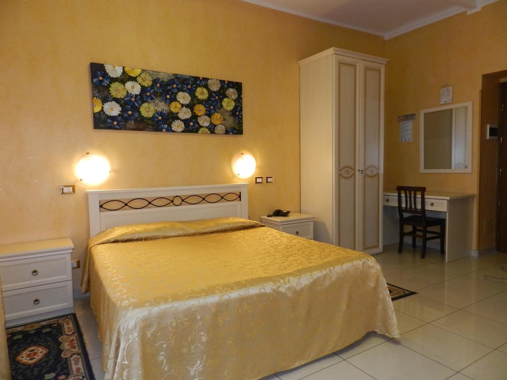 Standard Double or Twin Room - Photo 8