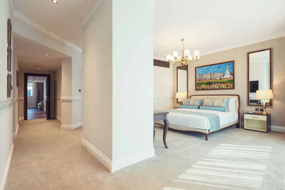 Royal Suite - Private Beach, Infinity Pool, Lazy River & Kids Club Access