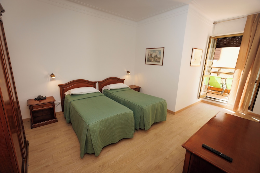 Standard Double or Twin Room photo 1