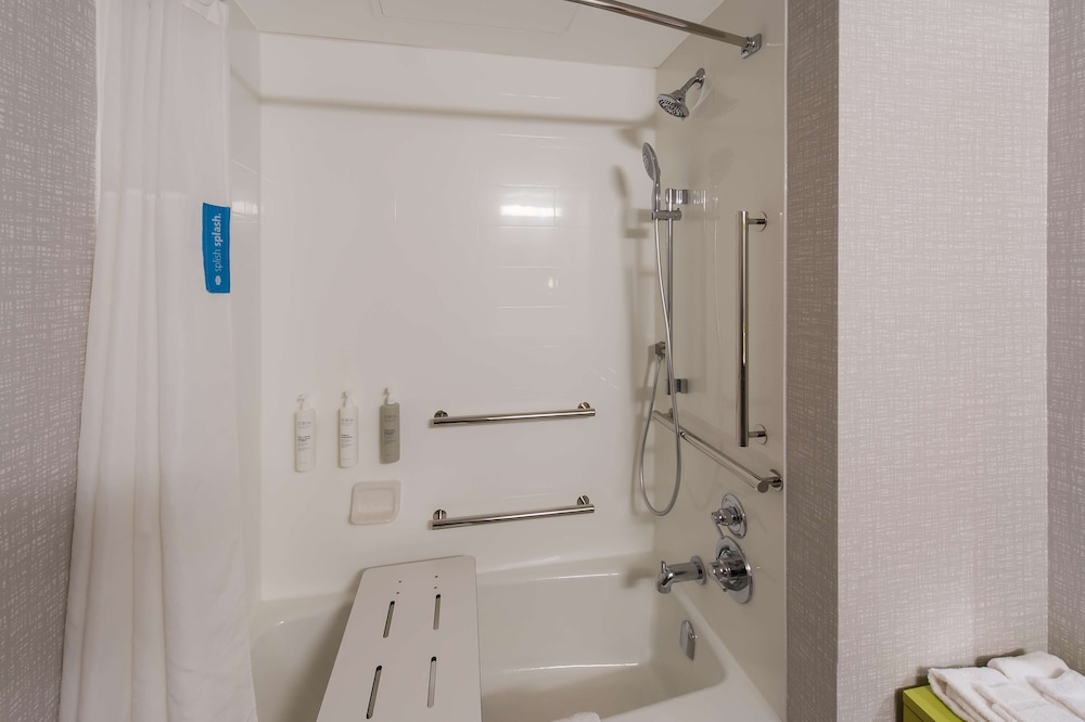 Room, 1 King Bed, Accessible - Photo 5