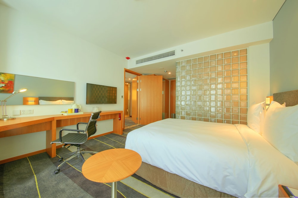 Standard Room, 1 Queen Bed (Extra Floor Space)