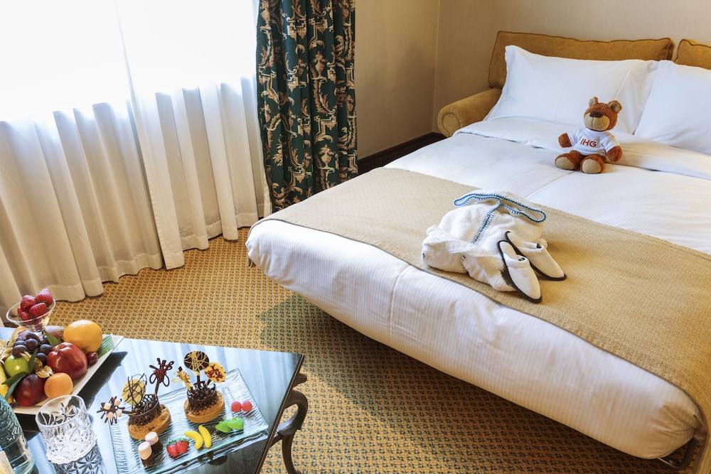 Junior Suite, 1 King Bed (Castellana View, Club Lounge Access) photo 2