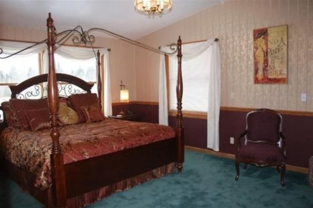 Room, Non Smoking, Private Bathroom (The Bitterroot River Room)