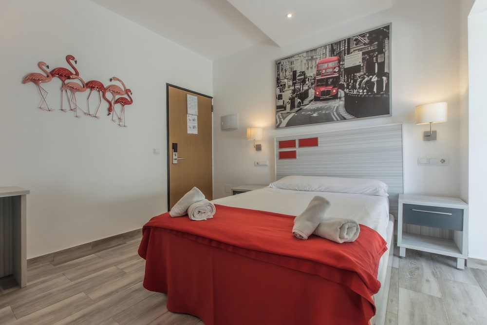 Standard Double Room with Free Airport Shuttle - Photo 7