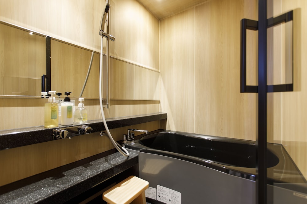 Deluxe Queen Room with Bathtub, Non Smoking photo 2